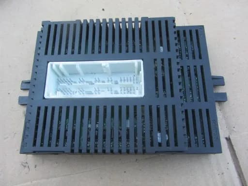 Gdzie znajduje się moduł świateł w BMW E60? Oto istotne informacje