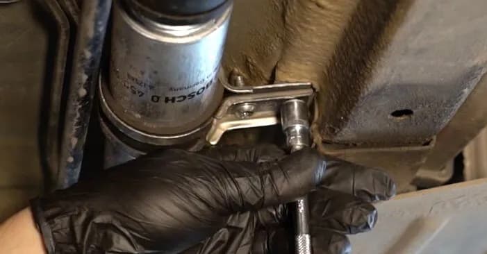 Gdzie jest filtr paliwa w BMW E60? Oto, co musisz wiedzieć