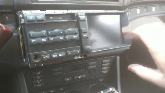 Gdzie jest tuner radiowy w BMW E39? Oto, co musisz wiedzieć