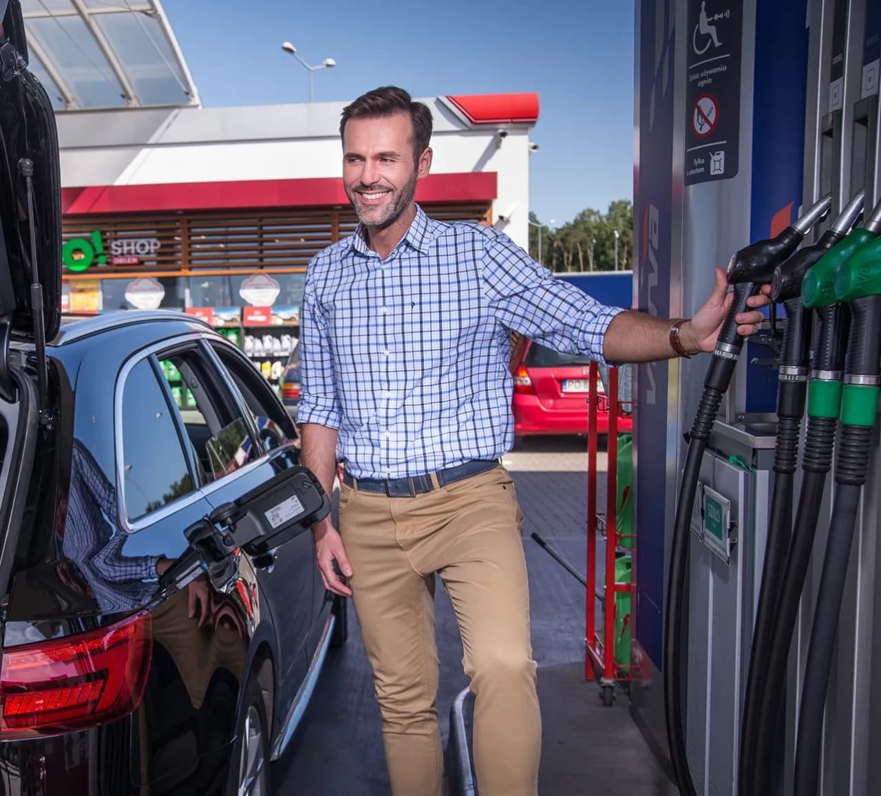 Jaki kolor ma benzyna? Odkryj zaskakujące różnice w barwach