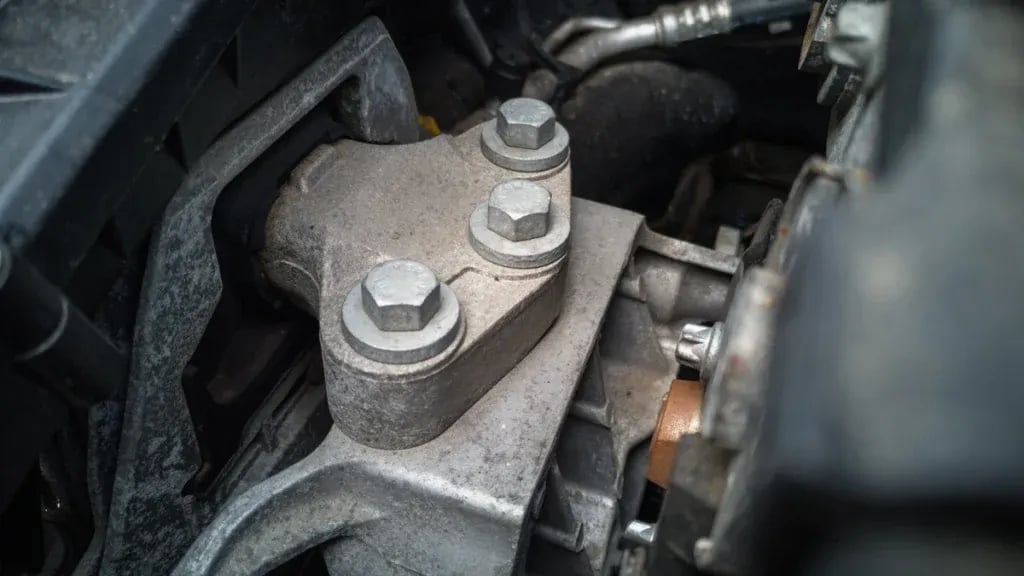 Poduszka silnika gdzie jest? Sprawdź, gdzie ją znaleźć w swoim aucie