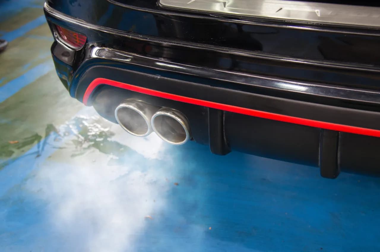 Dlaczego diesel kopci? Odkryj przyczyny i sposoby na rozwiązanie problemu