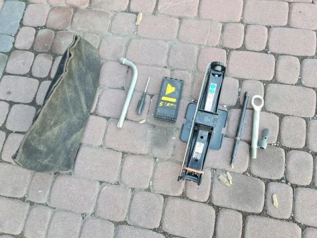 Jak opuścić koło zapasowe Fiat Doblo - proste kroki i porady