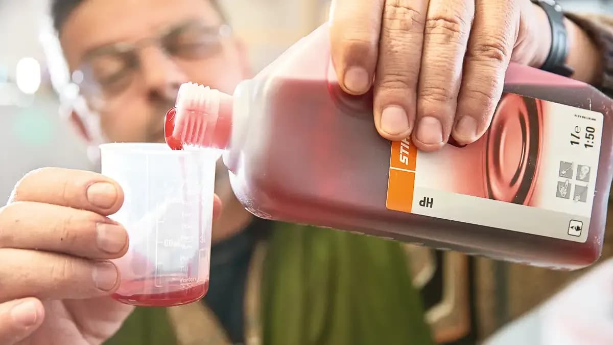 Ile oleju do benzyny? Kluczowe proporcje, by uniknąć problemów