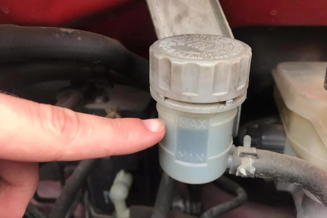 Gdzie jest zbiornik płynu hamulcowego BMW E39 i jak go sprawdzić