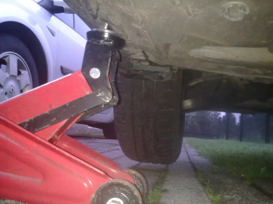 Gdzie jest lewarek w Renault Trafic? Kluczowe informacje i porady