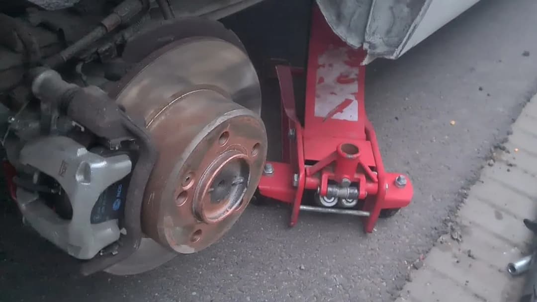 Jak łatwo i bezpiecznie zdjąć koło zapasowe w Renault Master – krok po kroku