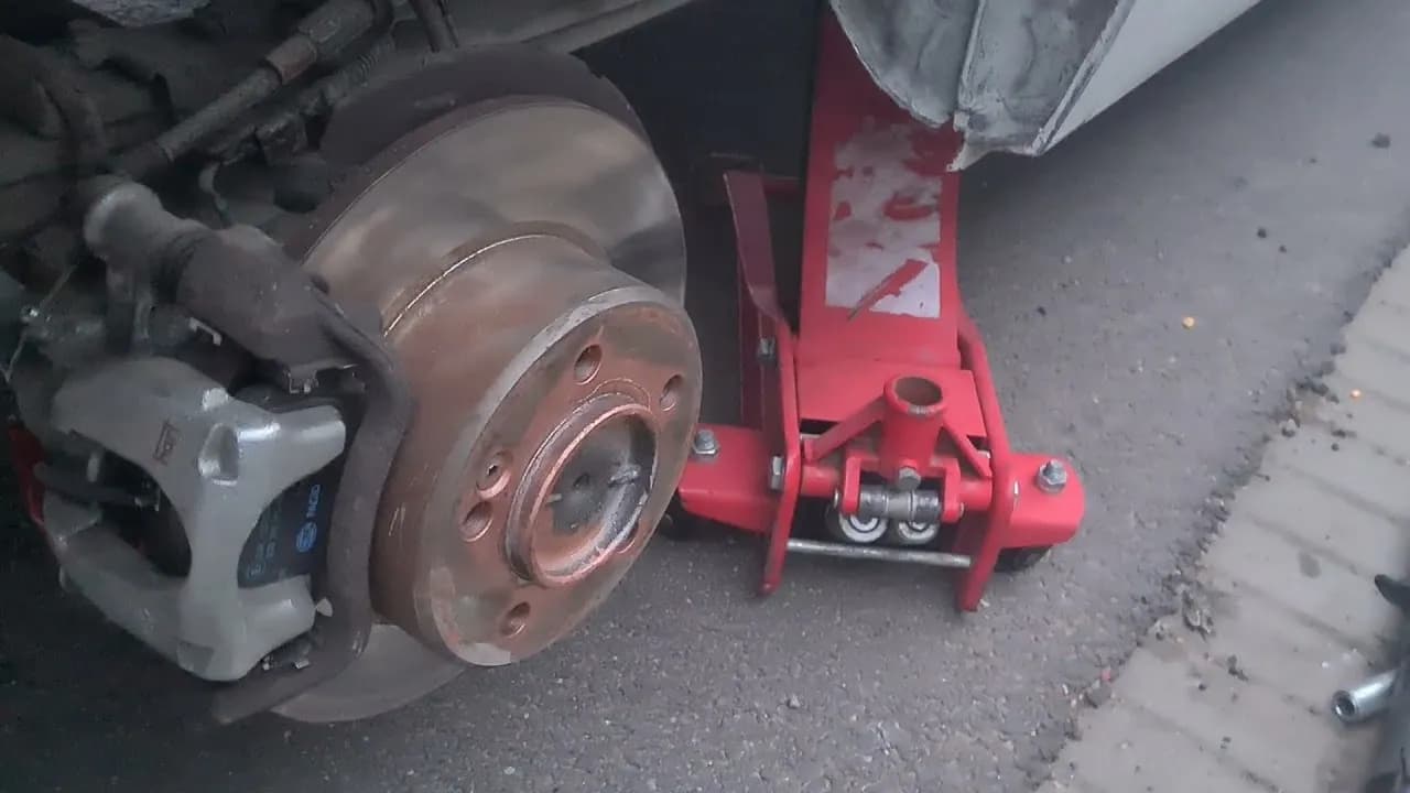 Jak łatwo i bezpiecznie zdjąć koło zapasowe w Renault Master – krok po kroku