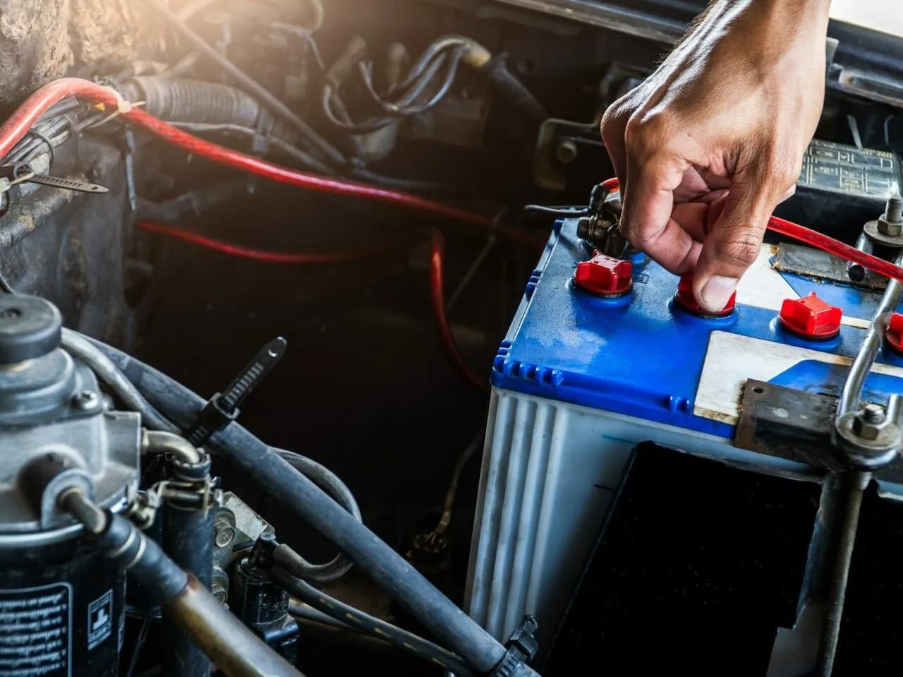 Jaki akumulator do silnika 1.6 benzyna? Wybierz najlepszy i uniknij problemów!
