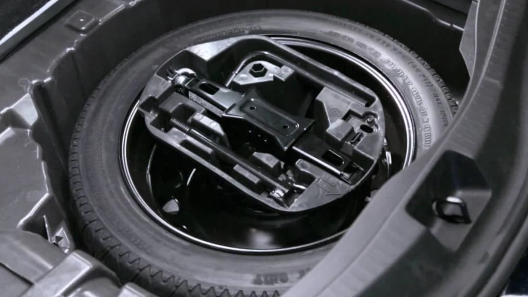 Jak wyjąć koło zapasowe Peugeot 5008 i uniknąć problemów z wymianą