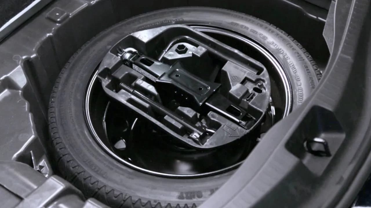 Jak wyjąć koło zapasowe Peugeot 5008 i uniknąć problemów z wymianą