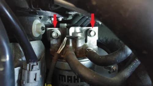 Gdzie znajduje się filtr paliwa w Mazda 3 1.6 benzyna? Sprawdź teraz!