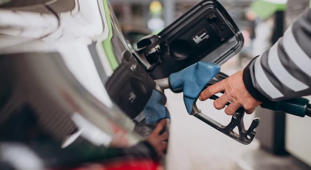 Skuteczne metody, jak usunąć zapach benzyny z samochodu i domu