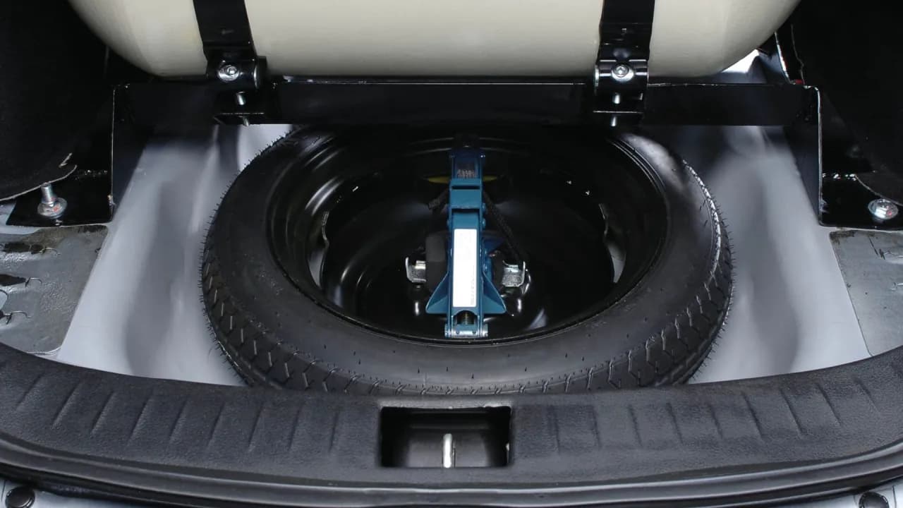 Gdzie dokładnie znajduje się koło zapasowe w Fordzie S-Max? Sprawdź teraz!