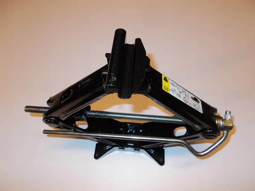 Gdzie znajduje się lewarek w Ford S-MAX? Uniknij problemów z wymianą koła