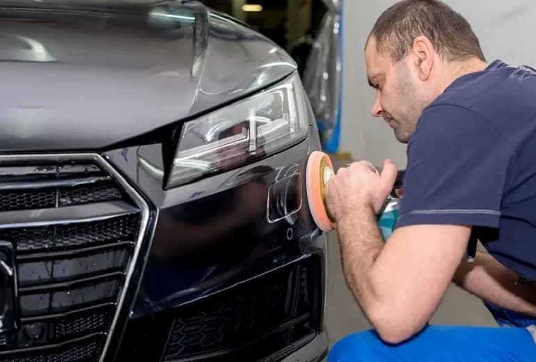 Jak skutecznie usunąć rysy z karoserii samochodu – proste i sprawdzone metody